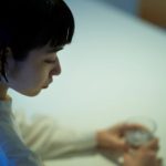 グラスを持って落ち込む女性