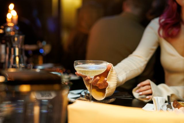 カウンターでお酒を出す女性
