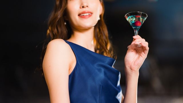 グラスを持つ女性