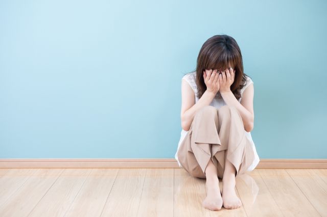 顔を隠す女性