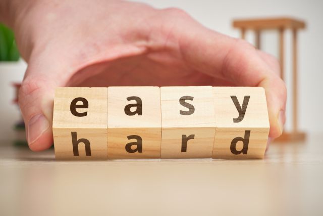 easyとhardと書かれたブロック